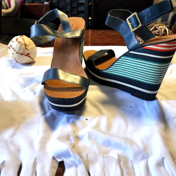 These lovely pair of Sandals are waiting to be chosen!!! - Picture 3 of 10